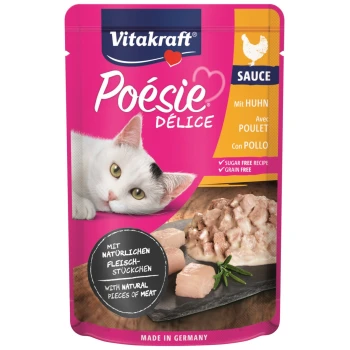 Poésie Déli 23x85g Hähnchenfilet Katzenfutterbeutel mit einer weißen Katze, grünen Augen, beschriftet mit "Vitakraft Poésie Délice Sauce," was anzeigt, dass es zuckerfrei und getreidefrei ist.