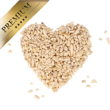 Herzförmiger Haufen aus zerstoßenen Nüssen mit einem goldenen "PREMIUM"-Label in der Ecke, das hohe Qualität betont.
