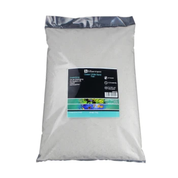 Eine 5 kg Tüte Silbermann Ocean White Sand mit einem schwarzen Etikett und weißem sowie türkisfarbenem Text, geeignet für die Aquariennutzung.