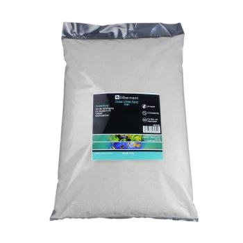 Eine 5 kg Tüte Silbermann Ocean White Sand mit einem schwarzen Etikett und weißem sowie türkisfarbenem Text, geeignet für die Aquariennutzung.