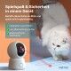 Weiße Katze beobachtet eine Haustierkamera mit integriertem Laserpointer und Live-App-Überwachung, deutscher Text beschreibt Funktionen.