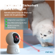 Weiße Katze beobachtet eine Haustierkamera mit integriertem Laserpointer und Live-App-Überwachung, deutscher Text beschreibt Funktionen.