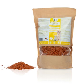 Eine 2500g Tüte Hundefutter mit der Aufschrift "Karotten" und einer transparenten Vorderseite, die braune Kroketten zeigt, mit Nährwertinformationen und einem Hundebild.
