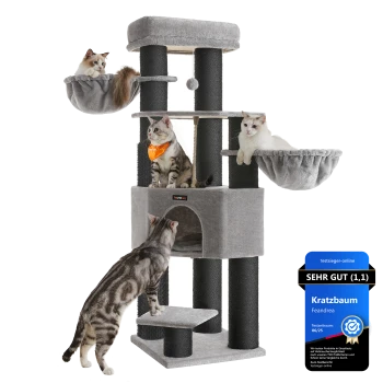 Grauer mehrstöckiger Kratzbaum mit vier Katzen, Hängematten und Höhle; blaues Siegel mit der Aufschrift „SEHR GUT (1,1)“ und „Kratzbaum“.