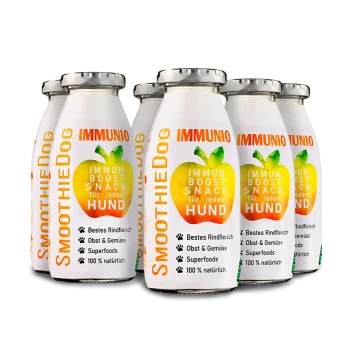 Fünf Flaschen "SmoothieDog" Immuno Boost Snack für Hunde, mit einem grünen Apfel-Design und den Highlights Rindfleisch, Früchte und Superfoods.