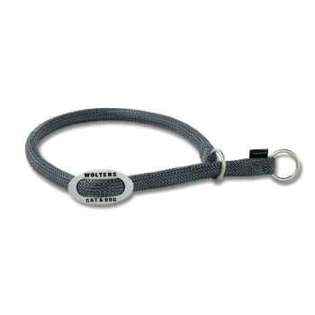 Graues geflochtenes Haustierhalsband mit ovalem Metallanhänger mit der Aufschrift "WOLTERS CAT & DOG" und Metallringen auf weißem Hintergrund.