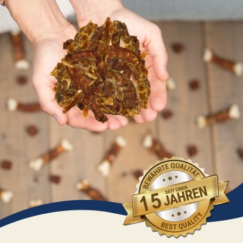 Ein Paar Hände hält mehrere dicke, gedrehte Hundekauartikel, mit einem goldenen Abzeichen, das "Beste Qualität" und "10 Jahre" auf Deutsch angibt.