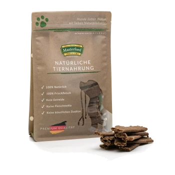 Eine braune Papiertüte mit Masterfeed Premium natürlichem Hundefutter mit grüner und schwarzer Schrift, die "100% natürlich," "keine Körner," und mehr zeigt.