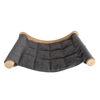 Graue Haustierhängematte mit Holzstützen, entworfen für kleine Tiere, um bequem zu entspannen.