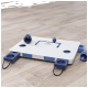 Interactief hondenactiviteitsspeelgoed met een blauw-wit ontwerp, met schuifcompartimenten en gaten voor traktaties, geplaatst op een houten vloer.