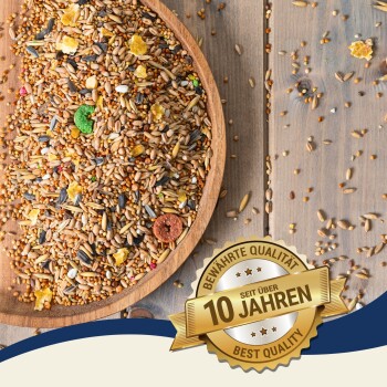 Eine Holzschüssel mit buntem Vogelfutter mit einem goldenen "Beste Qualität"-Abzeichen und "10 Jahre" auf Deutsch.