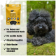 Ein schwarzer, lockiger Hund ruht auf grünem Moos neben einer gelben "eat SMALL" Haustiersnackverpackung, die mit "Achtsamkeit" für Welpen beschriftet ist.