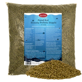 Ein blauer und weißer Eimer, beschriftet "Lyra Pond" mit dem Text "ALLES FÜR IHREN TEICH" steht neben einem Haufen Fischfutterpellets.