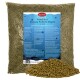 Ein blauer und weißer Eimer, beschriftet "Lyra Pond" mit dem Text "ALLES FÜR IHREN TEICH" steht neben einem Haufen Fischfutterpellets.