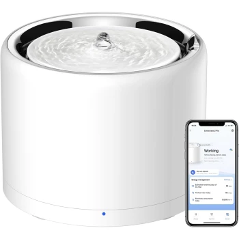 Weißer Haustier-Wasserbrunnen mit fließendem Wasser und Smartphone, das den Status und die Einstellungen der Eversweet 3 Pro App anzeigt.