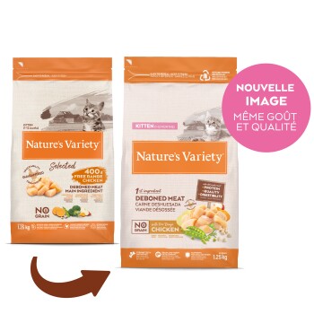 Deux sacs d'alimentation pour chatons Nature's Variety, ancien et nouveau packaging, poulet élevé en plein air désossé, pastille rose « NOUVELLE IMAGE »