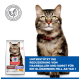 Getigerte Katze mit rotem Halsband neben einem Hill's Hairball & Perfect Coat Beutel; Banner: „reduziert Haarballen, glänzendes Fell ab Tag 1“