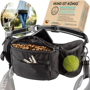 Schwarze Bauchtasche für Hundespaziergänge, gefüllt mit Hundeleckerlis, Schlüsseln und einem Tennisball, beschriftet mit "HUND IST KÖNIG."
