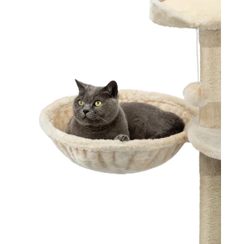 Liegemulde für Kratzbäume - 15 cm Tiefe beige Eine graue Katze mit leuchtend gelben Augen entspannt sich in einer gemütlichen, cremefarbenen Hängematte, die an einem Katzenbaum befestigt ist.