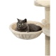 Eine graue Katze mit leuchtend gelben Augen entspannt sich in einer gemütlichen, cremefarbenen Hängematte, die an einem Katzenbaum befestigt ist.