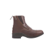Brauner Leder-Ankle-Boot mit einem seitlichen Reißverschluss und einer Schnürung, mit einer abgerundeten Spitze und einem niedrigen Absatz.