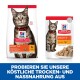 Verpackung von Hill's Science Plan Katzenfutter: linke Tüte Trockenfutter "ERWACHSENE 1-6" mit Hühnersymbol; rechte Tüte Nassfutter "HÜHNCHENSTÜCKE & SOße."