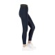 Eine Seitenansicht einer Frau, die marineblaue Sportleggings mit einem schwarzen Bund und weißen Turnschuhen trägt, wobei ein strukturiertes Panel an einem Bein gezeigt wird.