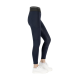 Eine Seitenansicht einer Frau, die marineblaue Sportleggings mit einem schwarzen Bund und weißen Turnschuhen trägt, wobei ein strukturiertes Panel an einem Bein gezeigt wird.