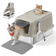 Eine beige Top-Entry Katzenstreu-Box mit einer grauen Matte, eine weiße Katze mit einem orangefarbenen Halstuch verlässt sie, und eine zweite Katze ist drinnen. Eine Schaufel ist befestigt.