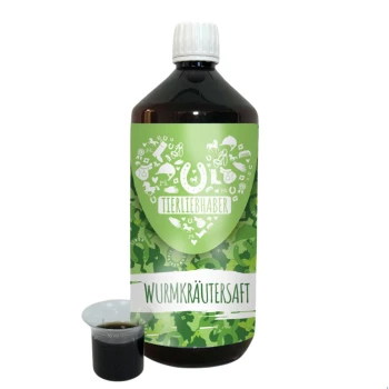 Eine Flasche "Wurmkräutersaft" von der Marke "Tierliebhaber", mit einem grünen Etikett mit Tierikonen und einem Messbecher daneben.