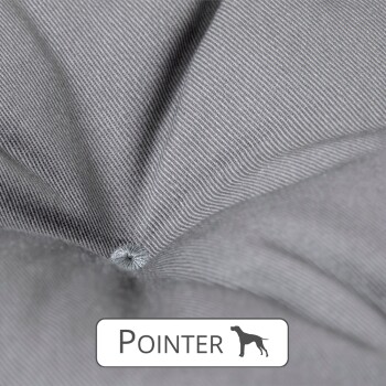 Nahaufnahme eines grauen Stoff-Haustierbettes mit einem Knopfdetail, beschriftet mit "POINTER" und einer Silhouette eines Hundes unter dem Text.