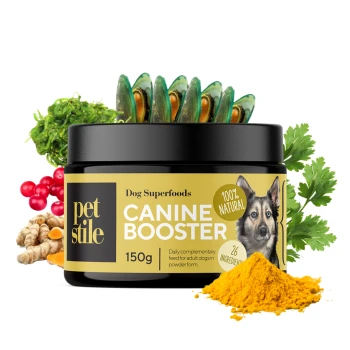 Schwarzes Glas mit der Aufschrift "Petstile Canine Booster" mit 150g, das Zutaten wie Kurkuma, grüne Muscheln und Kräuter enthält. 100% natürlich.