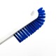 Nahaufnahme einer Haustierpflegebürste mit blauen Borsten und einem weißen Griff, vor einem schlichten weißen Hintergrund.