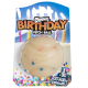 Jouet pour chien Chuckit! Birthday Fetch Ball avec design confettis sur l'emballage présentant des bougies d'anniversaire et des tags de réseaux sociaux.