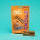 Friandises pour chiens Edgard Cooper dans un sac orange, avec des chiens de dessin animé et le texte "STICKS" et "poulet." Trois bâtonnets sont devant.