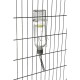 Une bouteille d'eau claire attachée à une cage en fil noir, avec des repères de mesure et un bec en métal pour distribuer l'eau.