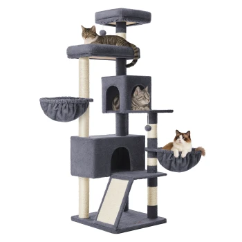 Grauer mehrstufiger Kratzbaum mit Sisalpfosten, Rampe, Hängemattenbetten und Höhlen, drei Katzen liegen auf den Plattformen.