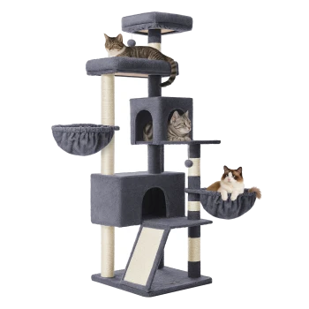Grauer mehrstufiger Kratzbaum mit Sisalpfosten, Rampe, Hängemattenbetten und Höhlen, drei Katzen liegen auf den Plattformen.