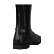 Schwarzer Reitstiefel mit Reißverschluss und elastischem Einsatz, der ein elegantes Design und ein Knopfdetail an der Ferse zeigt.