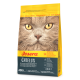 Nahaufnahme des Gesichts einer Katze auf einer Josera Catelux-Tüte, die 'Extrem Anti-Haarballen' und Nährwertdetails wie 92% Fleischanteil hervorhebt.