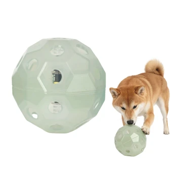 Transluzente mintgrüne interaktive Hundespielzeug-Kugel mit sechseckigen Löchern; Shiba Inu stupst eine kleinere Kugel an.