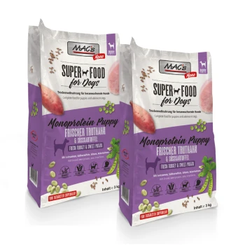 Zwei 3 kg Taschen von MAC's Mono Super Food für Hunde, mit der Aufschrift 'Monoprotein Welpe Truthahn & Süßkartoffel,' mit Welpengeeignetheits- und Zutaten-Icons.