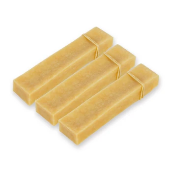 Yaky Kaukäse XL 3er Set Drei rechteckige Hundekauartikel, die in einer hellgelben Farbe verpackt sind, ordentlich auf einem weißen Hintergrund gestapelt.