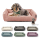 Ein gemütliches pinkes Hundebett mit einem braunen Dackel, der ein grünes Halstuch trägt und darauf ruht, umgeben von verschiedenen farbigen Hundebetten und einem Spielzeug.
