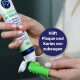 Hände drücken Zahnpasta für Haustiere (ZAHNPASTA DENTAL GEL, 100 g) auf eine grüne Fingerzahnbürste; Abzeichen lautet 'Hilft Plaque und Karies vorzubeugen'.