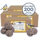 Packung mit 200 Gourmet-Vogelfutterbällen mit einer Blaumeise auf der Box und dem Boden, beschriftet "ohne Netz" und "50 Stück."