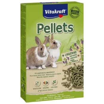Vitakraft Pellets Verpackung mit zwei niedlichen Kaninchen, die pflanzenbasiertes Vollfutter mit Luzerne, Vitaminen und hohem Ballaststoffgehalt hervorhebt.