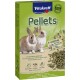 Opakowanie Vitakraft Pellets z dwoma uroczymi królikami, podkreślające roślinną pełnowartościową karmę z lucerną, witaminami i dużą zawartością błonnika.