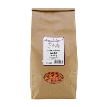Braune Papiertüte mit der Aufschrift "Lunderland Süßkartoffel Würfel 1400 g" mit einem klaren Fenster, das gewürfelte Süßkartoffel für Haustiere zeigt.