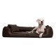 Ein komfortables braunes Hundebett mit einem weißen Hund, der darauf liegt, ausgestattet mit zwei seitlichen Kissen für zusätzlichen Halt.